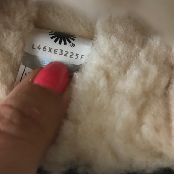 NWOT UGG Classic Short II Leather Retail $220 - Picture 7 of 8